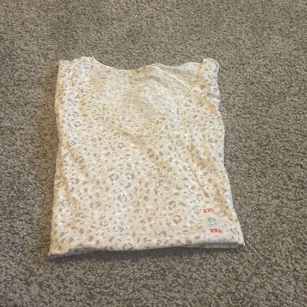 V-neck tee